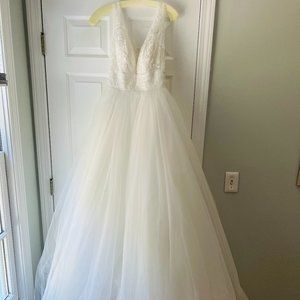 Brand new never worn wedding dress
